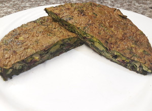 Una foto de Tortilla rápida de hojas de remolacha