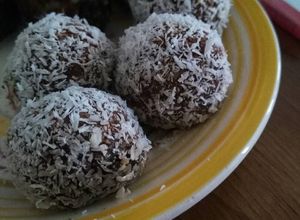 Una foto de Cocadas de cacao y garbanzo
