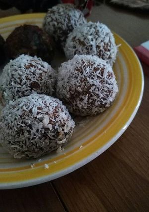 Una foto de Cocadas de cacao y garbanzo