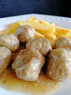 Una foto de Albóndigas en salsa de vino blanco