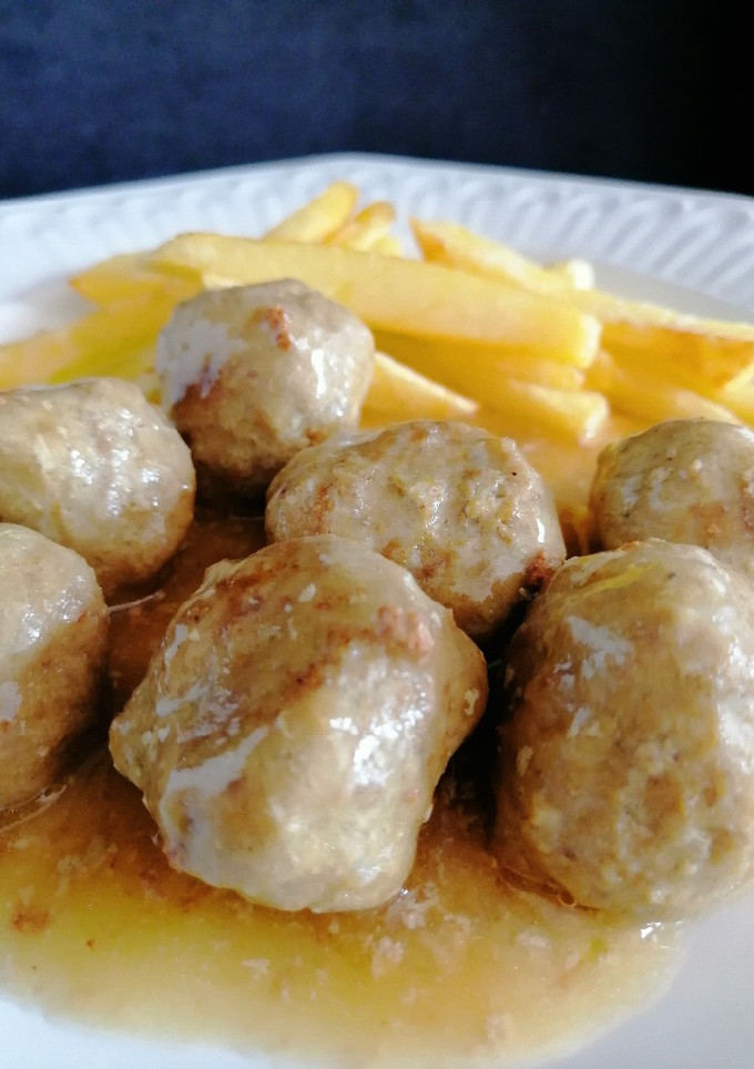Una foto de Albóndigas en salsa de vino blanco