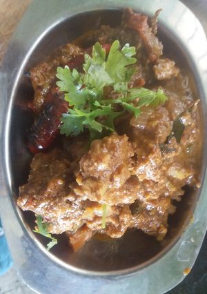 A picture of Varuthu araitha country chicken gravy.