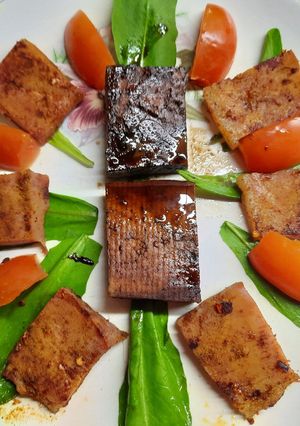 Una foto de Tofu macerado en miel, aceto y soja