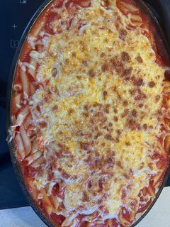 Una foto de Macarrones con tomate frito casero y queso gratinado🍝🇮🇹