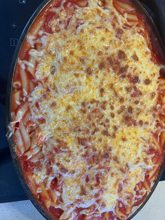 Una foto de Macarrones con tomate frito casero y queso gratinado🍝🇮🇹