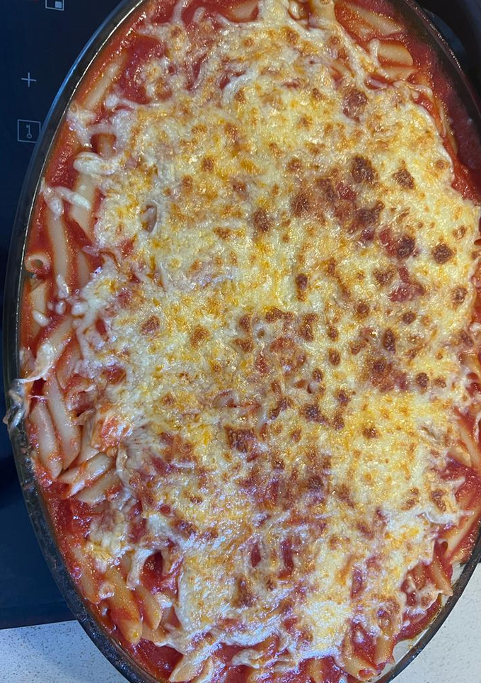 Una foto de Macarrones con tomate frito casero y queso gratinado🍝🇮🇹