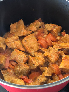 Una foto de Trocitos de cerdo en salsa de tomate