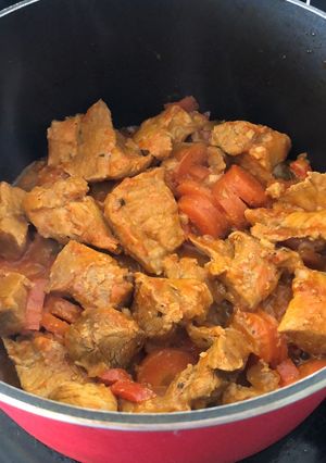 Una foto de Trocitos de cerdo en salsa de tomate