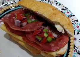 Sanduba de mortadela e vinagrete
