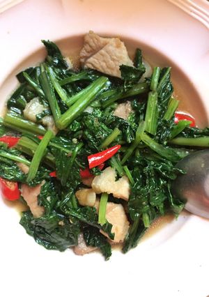 รูปของ ผัดกวางตุ้งดอกใส่หมูสามชั้น