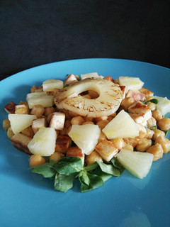 Una foto de Ensalada de garbanzos, tofu y piña