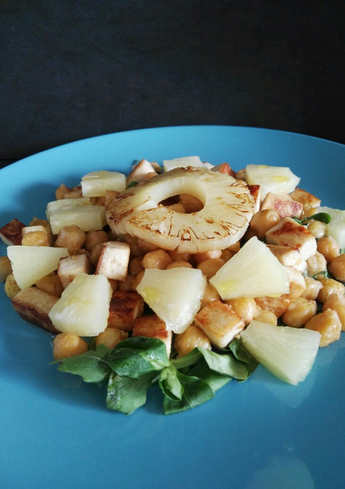 Una foto de Ensalada de garbanzos, tofu y piña