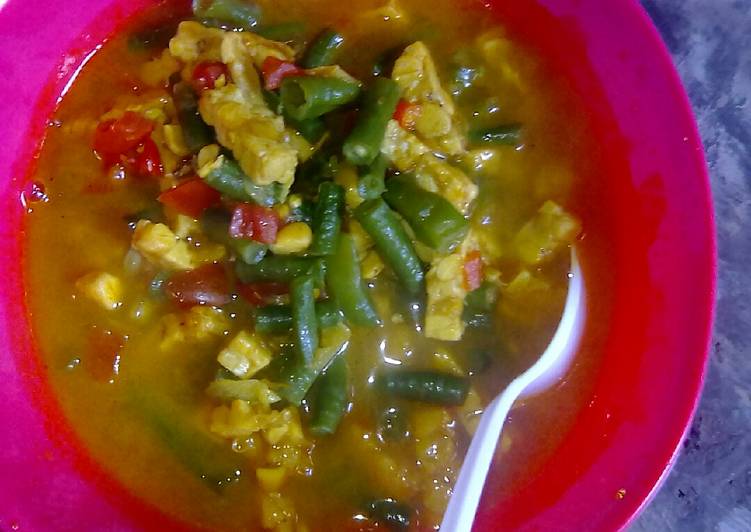 Cara Menyiapkan Tempe kacang panjang kuah kuning sederhana yang mudah
