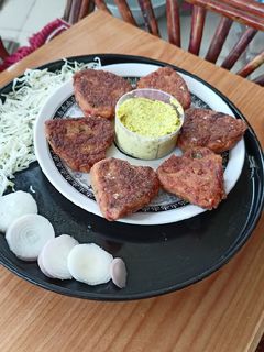 બીટ વેજ કટલેસ (Beet Veg Cutlet Recipe In Gujarati) રેસીપી મુખ્ય ફોટો
