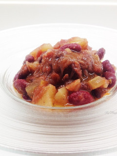 A picture of Stracotto di manzo con fagioli rossi e patate.