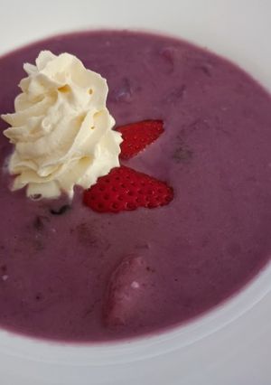 Áfonyás-epres krémleves, tojáslikőrös habbal recept fotója