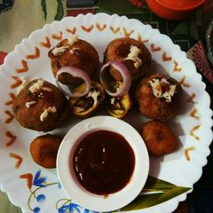 A picture of Chicken keema stuffed cheesy potato balls.