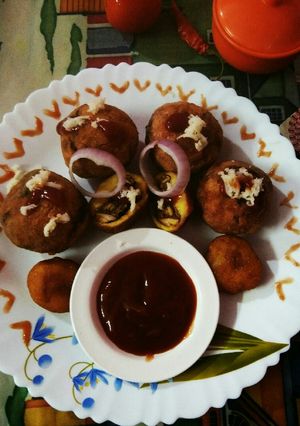 A picture of Chicken keema stuffed cheesy potato balls.