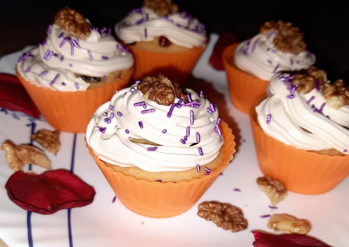 Coffee cream and walnut cupcakes