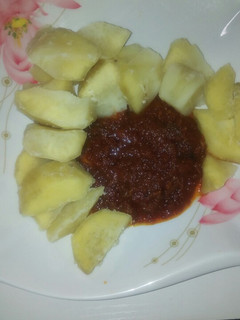 Dafaffiyar dankalin hausa da stew ainihin hoton girkin