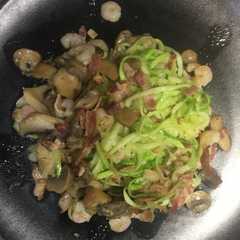 Una foto de Spaguettis de calabacín con champiñones, bacon y gambas