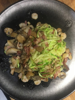 Una foto de Spaguettis de calabacín con champiñones, bacon y gambas
