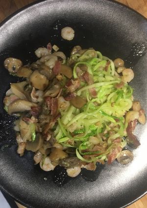 Una foto de Spaguettis de calabacín con champiñones, bacon y gambas