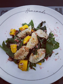Una foto de Ensalada con wontons