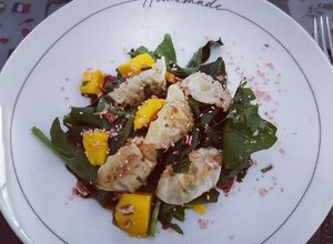 Una foto de Ensalada con wontons