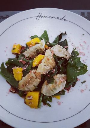 Una foto de Ensalada con wontons