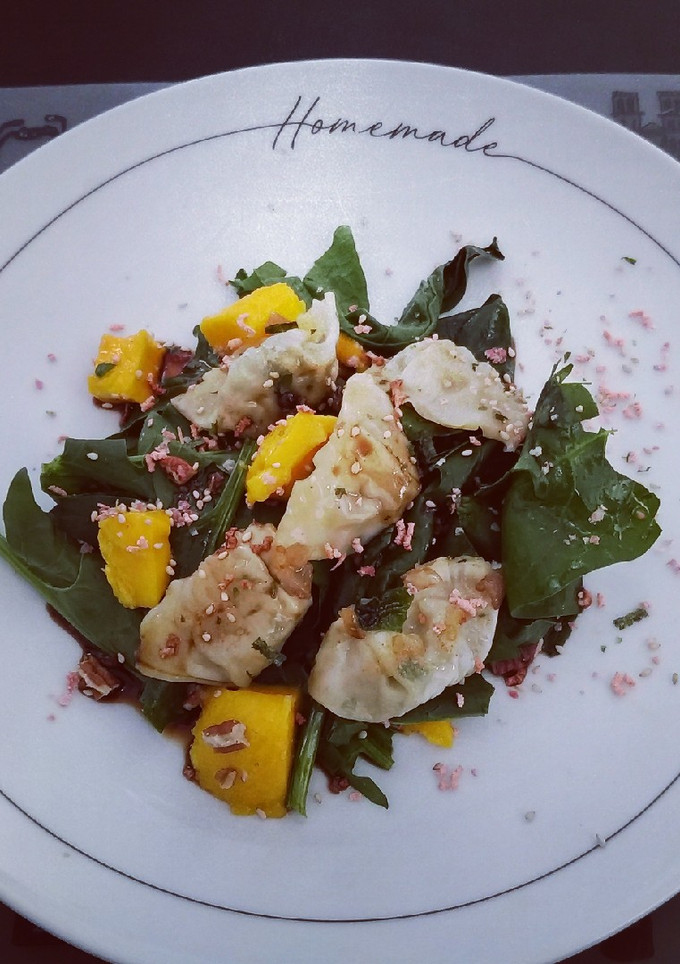 Una foto de Ensalada con wontons