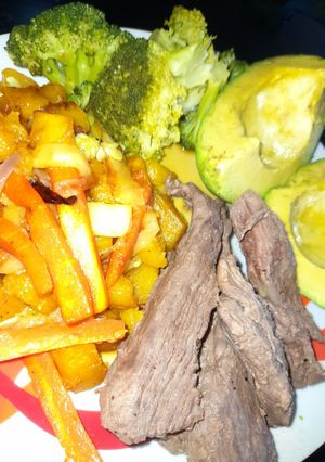 Una foto de Solomito y vegetales frescos