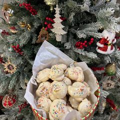 A picture of Italian Knot Cookies.