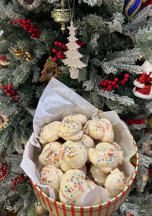 A picture of Italian Knot Cookies.