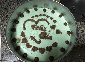 Una foto de Torta mouse de menta y base de chocolate