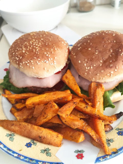 Φωτογραφία της συνταγής Σπιτικά - Ζουμερά burger με γλυκοπατάτες σαν τηγανητές!