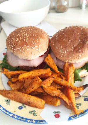 Φωτογραφία της συνταγής Σπιτικά - Ζουμερά burger με γλυκοπατάτες σαν τηγανητές!