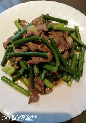A picture of Beef with Chives.