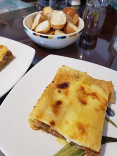 Una foto de Lasagna de res, salsa bolognesa y mucho queso 🧀