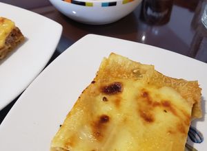 Una foto de Lasagna de res, salsa bolognesa y mucho queso 🧀
