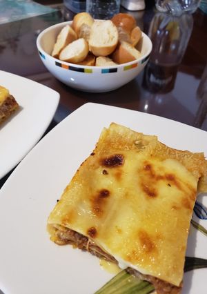 Una foto de Lasagna de res, salsa bolognesa y mucho queso 🧀