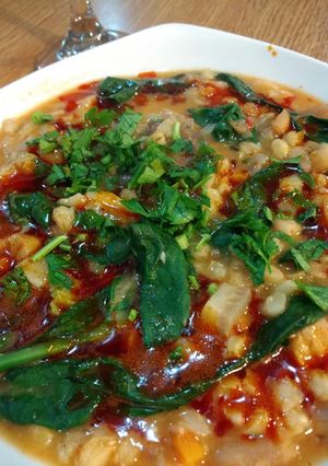 Una foto de Porotos con trigo majado y cuero