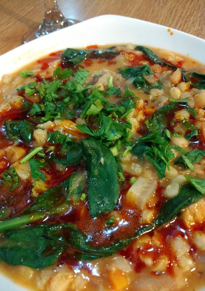 Una foto de Porotos con trigo majado y cuero