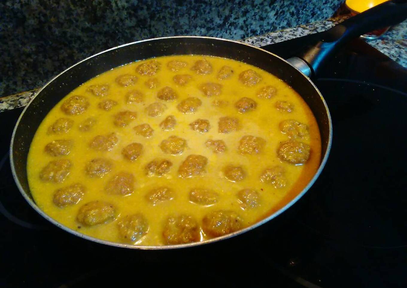 Albóndigas en Salsa de Almendras