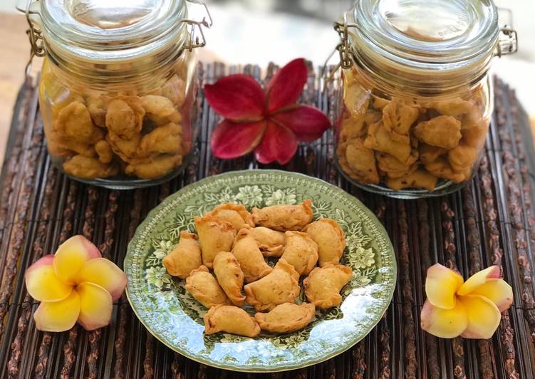 Pastel Mini Isi abon ayam dan Srundeng