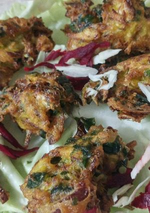 A picture of Cabbage,spinach n onion pakoda.