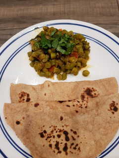 आलू बीन्स की सब्जी (aloo beans ki sabzi recipe in Hindi) रेसिपी मुख्य फोटो
