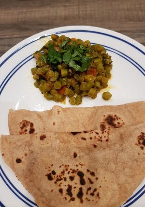 आलू बीन्स की सब्जी (aloo beans ki sabzi recipe in Hindi) रेसिपी मुख्य फोटो