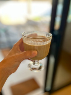 Una foto de Café con leche en cafetera italiana | Receta de tik tok