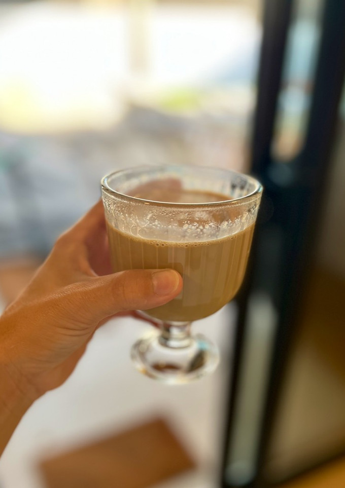 Una foto de Café con leche en cafetera italiana | Receta de tik tok
